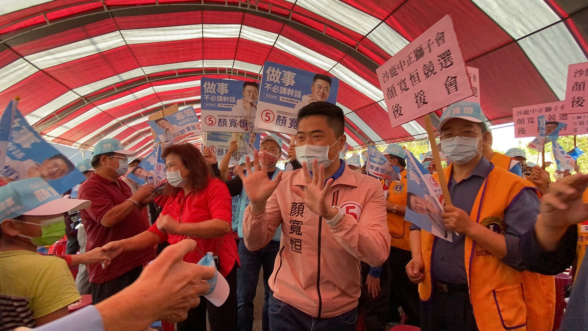 顏寬恒進場時比出「5」號的手勢。 圖：顏寬恒競選總部/提供
