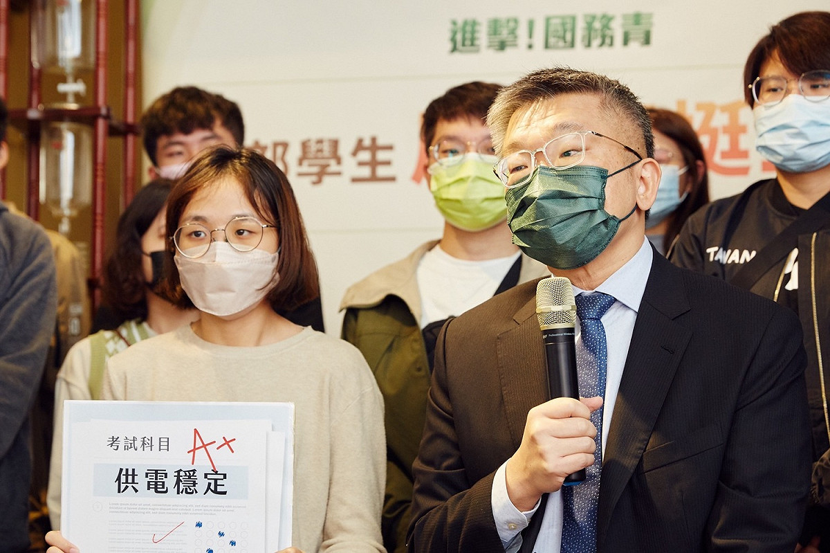 立法院副院長蔡其昌出席記者會，一同呼籲青年朋友於12月18日投下三接遷離公投的不同意票。 圖：蔡其昌辦公室/提供