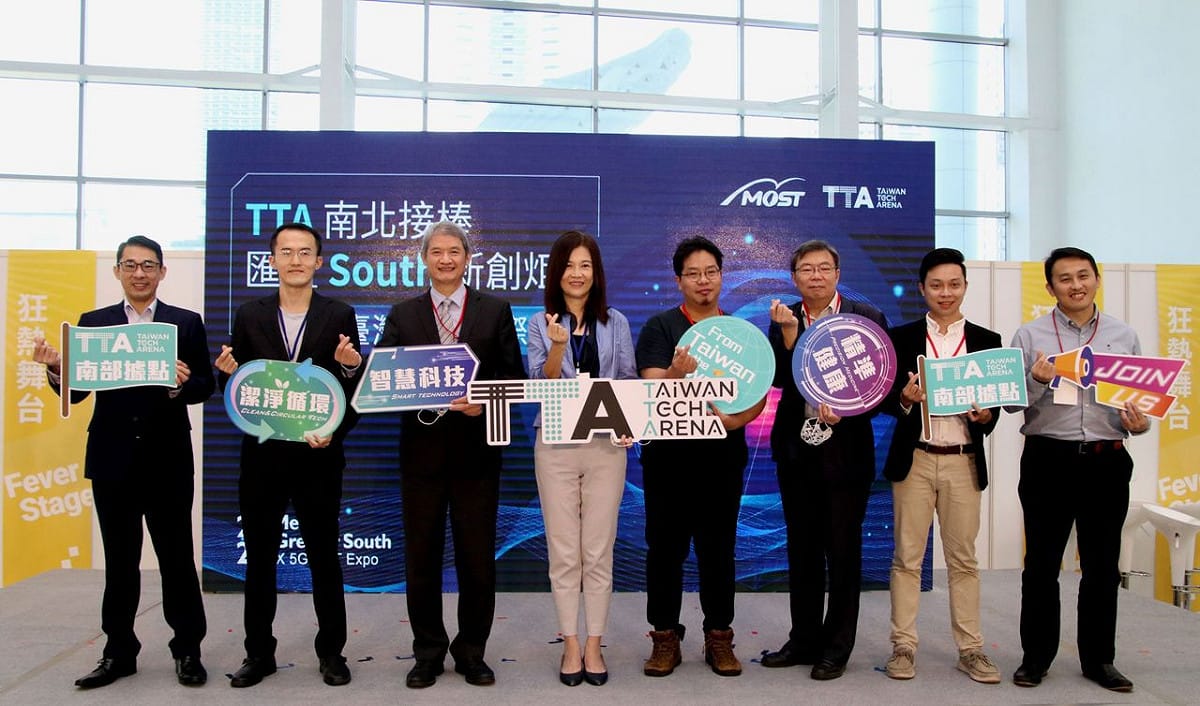 TTA南臺灣新創國際論壇活動，邀請TTA Deputy CEO傅如彬（左起）、Mucker Capital Investor陳佐亦、ITRI創新長劉佳明、科技部產學司司長許增如、勁格貝爾運動科技執行長林敬倫、成功大學技轉中心主任張志涵、智穎智能公司執行長張詠翔、邑流微測董事長李信宏等與談人及貴賓合影。 圖：科技部／提供