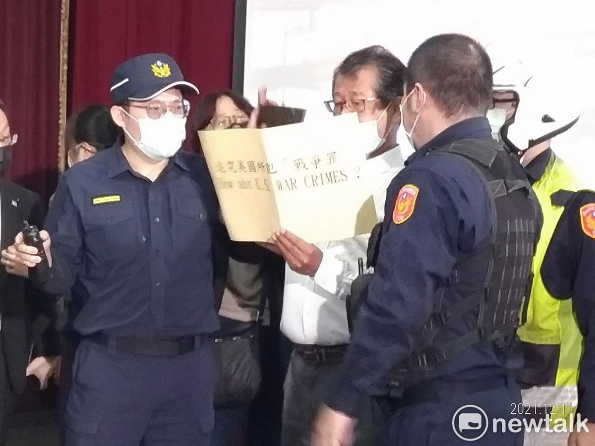 統派人士到「揭發真相：維吾爾法庭審判」論壇鬧場，大喊要美國滾出去。 圖：林冠妙