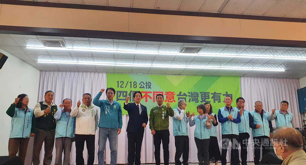 公投前最後黃金週末，各陣營全力宣講立場理念，副總統賴清德（左6）11日南下高雄湖內宣講，強調反萊豬、三接遷離公投案沒講清楚，政府已做好保護工作，請民眾放心，也呼籲18日一起出門投下4個不同意。 圖：中央社提供