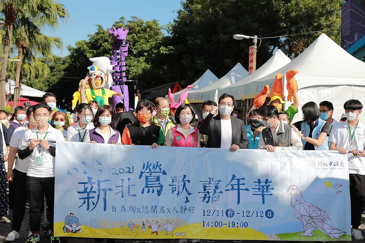 新北市副市長劉和然率隊參加新北鶯歌嘉年華遊行，活動熱鬧開場。 圖：新北市經發局提供