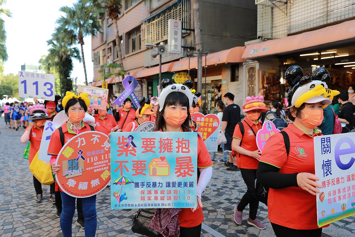 以鶯歌最新地標「守望鶯歌」為意象，打造6公尺高造型空飄氣球，帶領「鳥造型」變裝遊行隊伍炒熱老街氣氛。 圖：新北市經發局提供