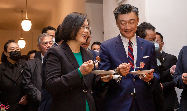 總統蔡英文出席美國商會活動，和美國商會會長韓儒伯一起吃美國牛。 圖 : 總統府提供（資料照）