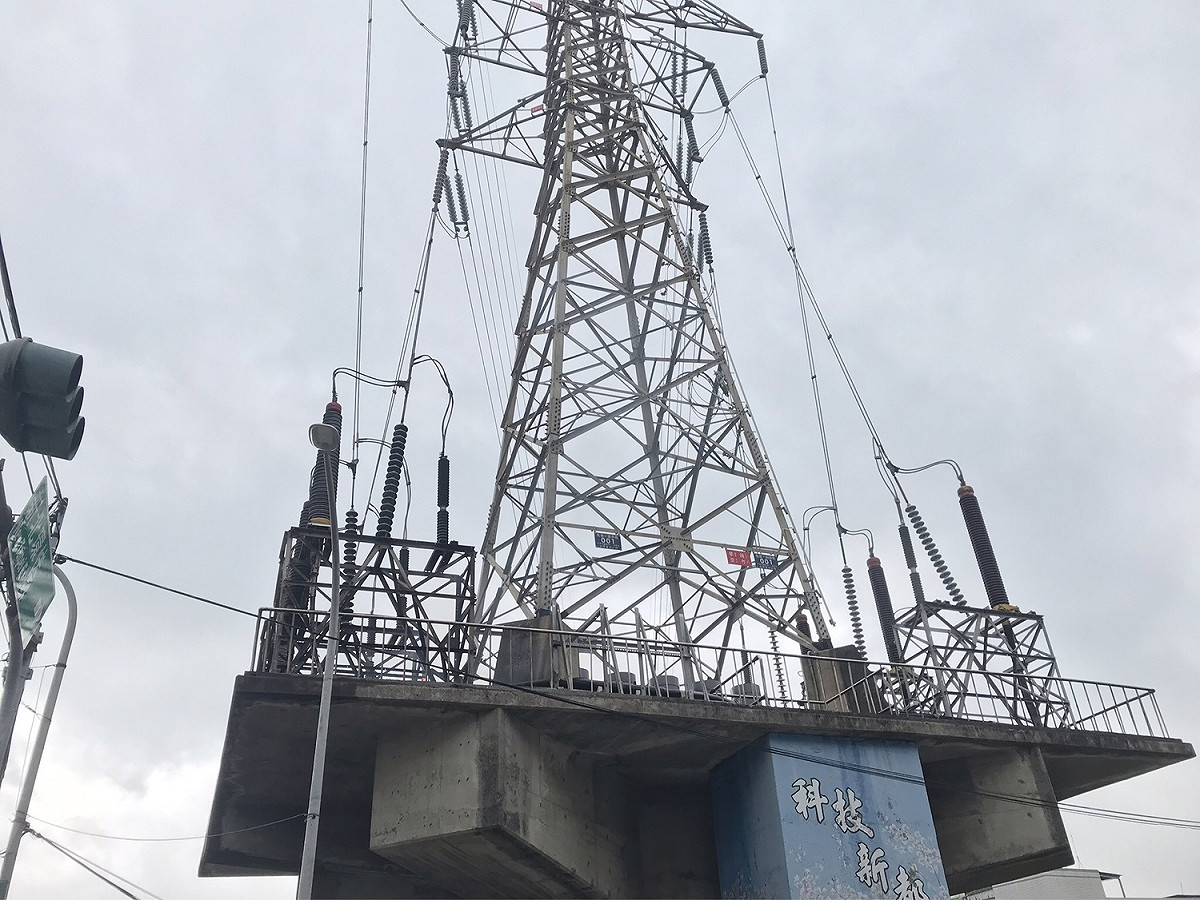 位於新北市中和區福祥路的電塔，於同日9時42分同時也突然起火燃燒。 圖:新北消防局