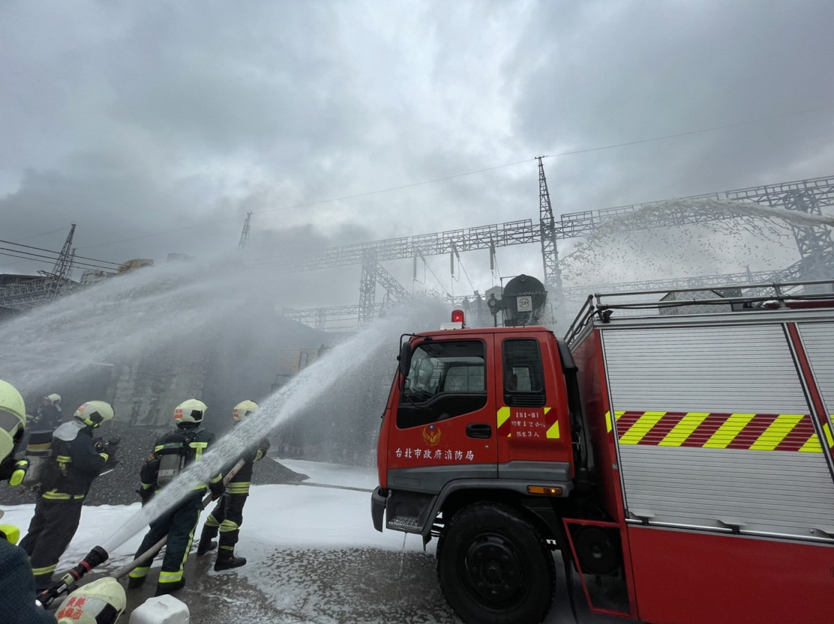 台北市文山區景隆街的台電變電站爆炸起火，化學車以化學泡沫壓制火勢。 圖 : 北市府提供