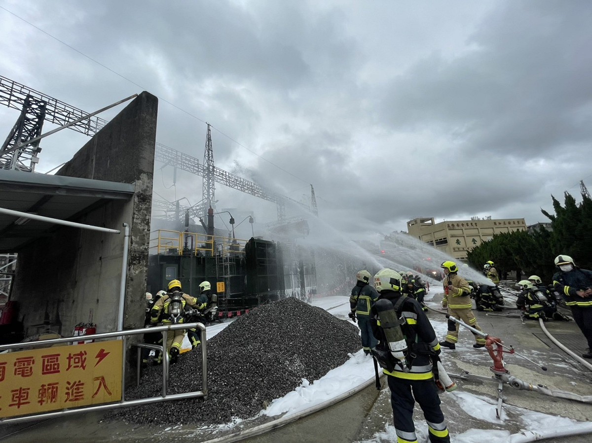 台北市文山區景隆街的台電變電站爆炸起火，化學車以化學泡沫壓制火勢。 圖 : 北市府提供