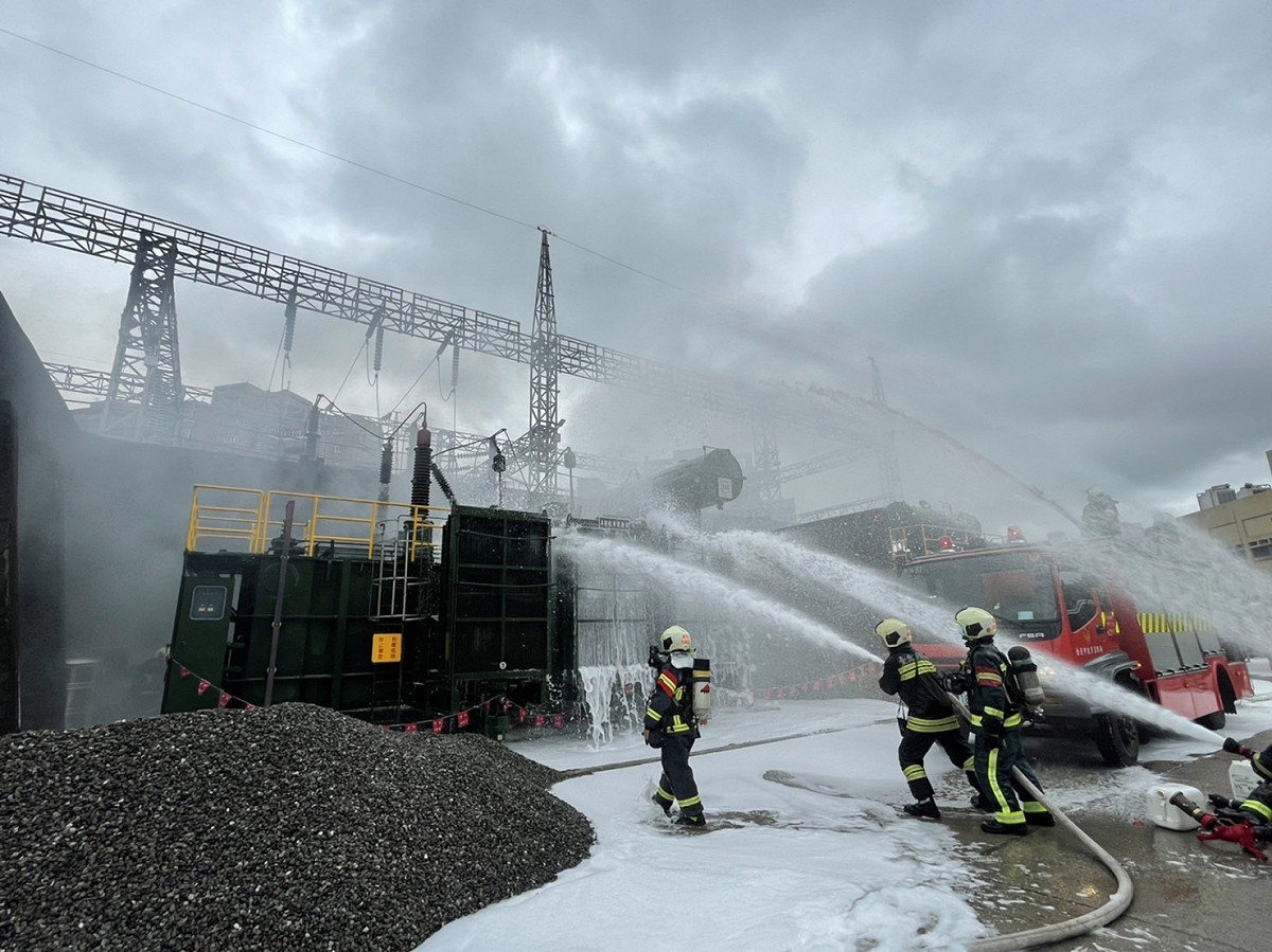 台北市文山區景隆街的台電變電站爆炸起火造成雙北30萬戶大停電，台電表示停電原因非降壓，1：07分已全數復電。（圖為化學兵出動滅火） 圖 : 北市府提供