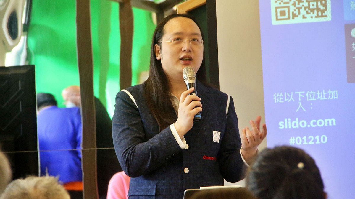 行政院政務委員唐鳳到基隆市信義國中，擔任Openbook好書獎閱讀推廣大使。 圖 : 信義國中提供