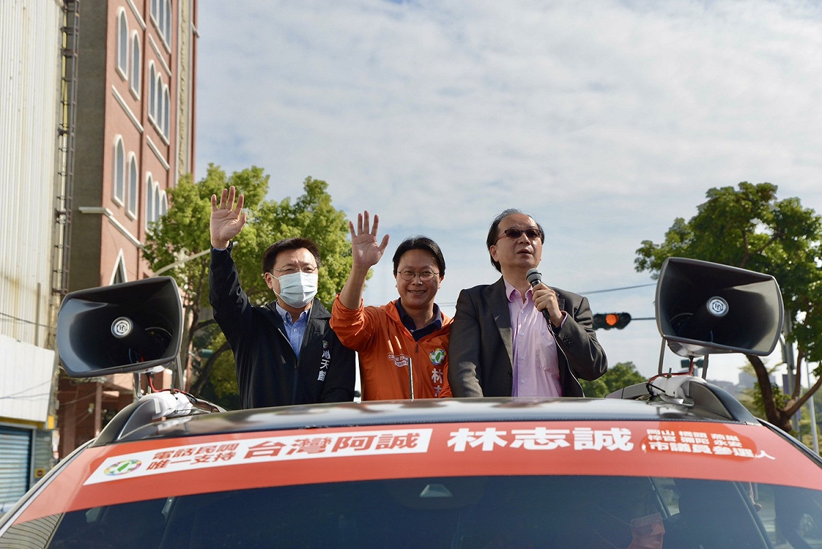 趙天麟(左)、王瑞德(右)掃街宣講公投。 圖：趙天麟服務處提供