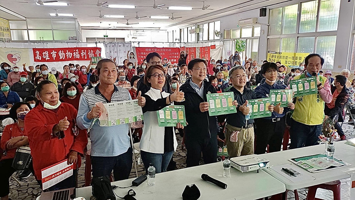 趙天麟(前排中)出席在彌陀的公投說明會。 圖：趙天麟服務處提供