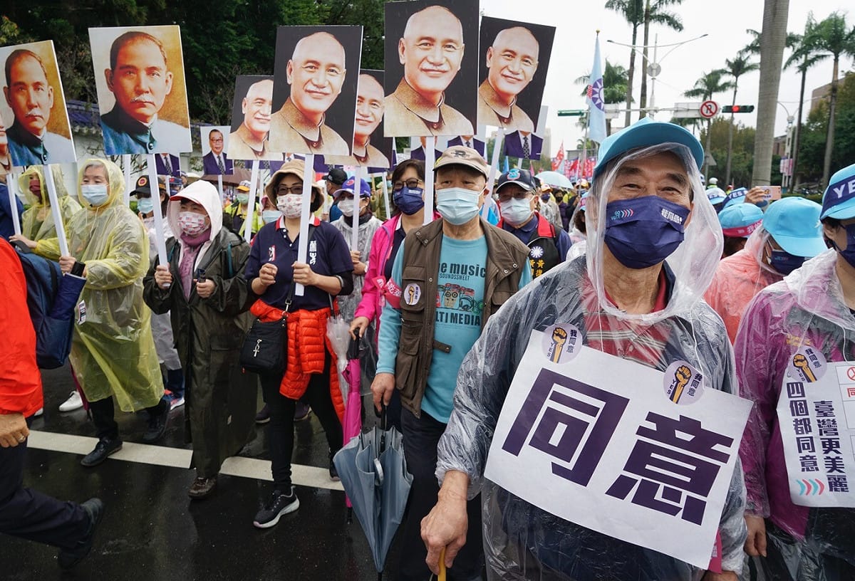 支持者高舉蔣介石和孫中山頭像照片，高喊四個同意。 圖：張良一/攝