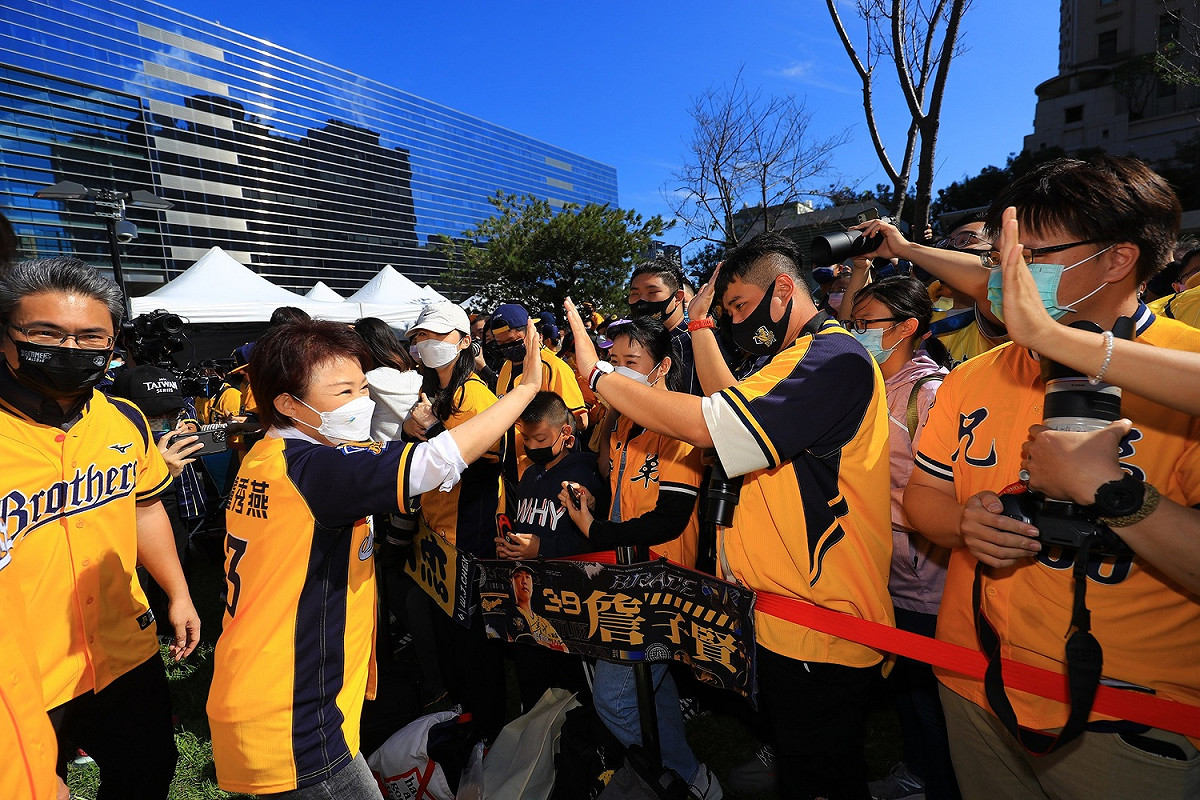 盧秀燕與球迷擊掌。 台中市政府/提供