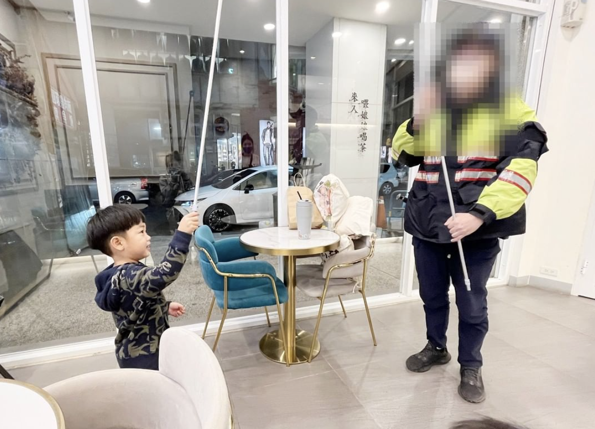 蔡桃貴外出時遇警察想合照。 圖：翻攝IG/蔡桃貴