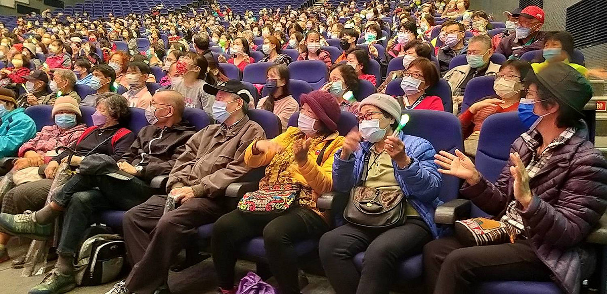 現場志工朋友隨著音樂節奏熱情擺動。 圖：新北市文化局提供