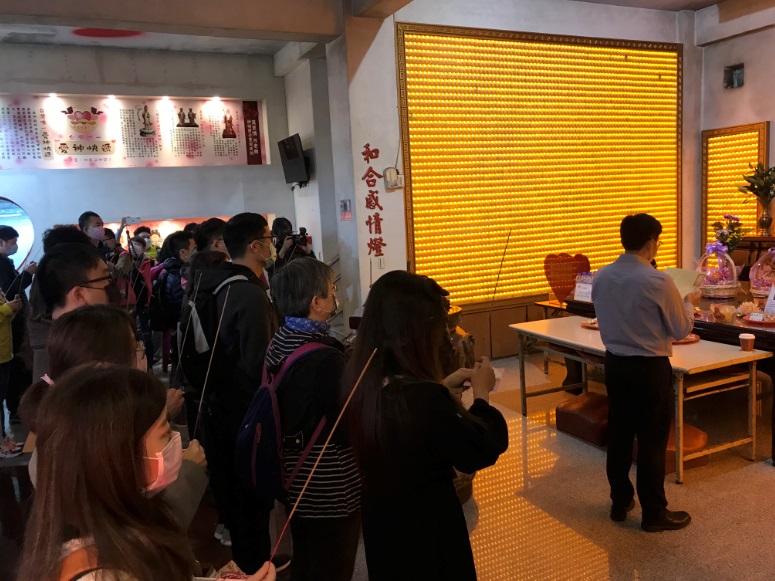 民政局贈送每對配對成功的佳偶「愛情升溫電影票」，希望活動結束後，與對方一同到電影院看戲，讓愛延續下去，再攜手參加新北市聯合婚禮。 圖：新北市民政局提供