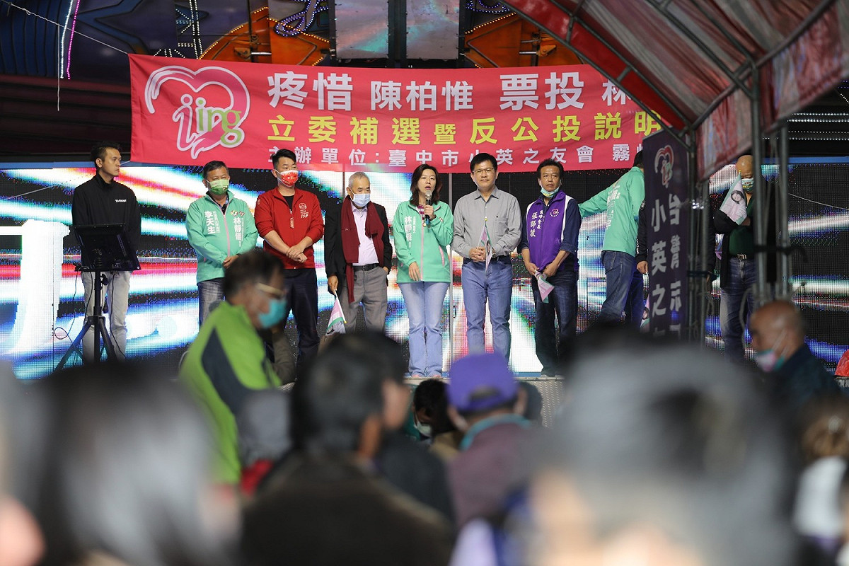 台中市小英之友會霧峰分會今（12）晚在德泰夜市舉辦立委補選暨公投說明會。 圖：林靜儀競選總部提供