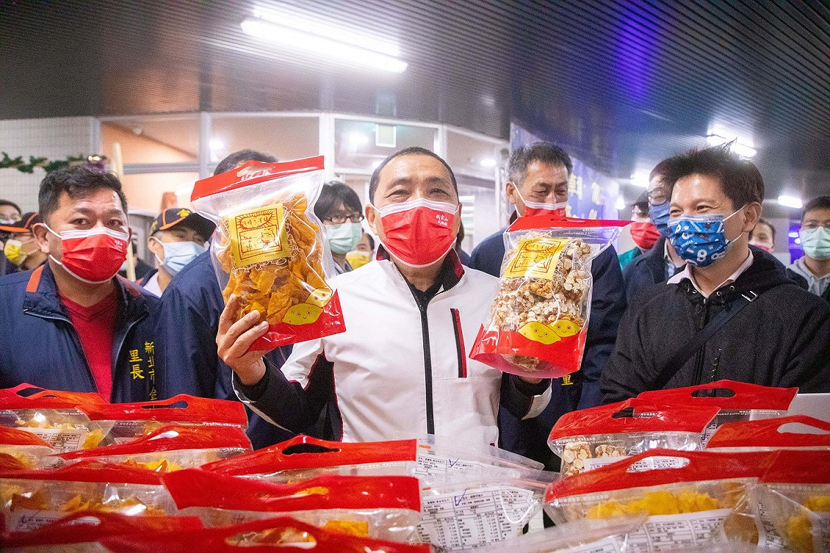 侯友宜出席金山立體停車場啟用典禮，逛小農市集挺金山美食。 圖：新北市政府／提供