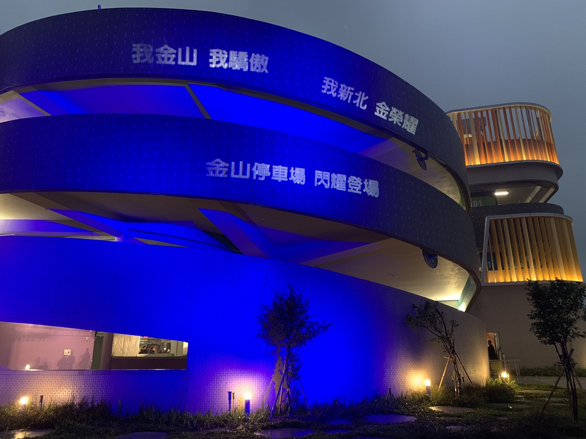 侯友宜表示，特別選在晚上舉辦啟用典禮，是因為它有美麗的意象燈光造型，愈夜愈漂亮。 圖：新北市交通局提供
