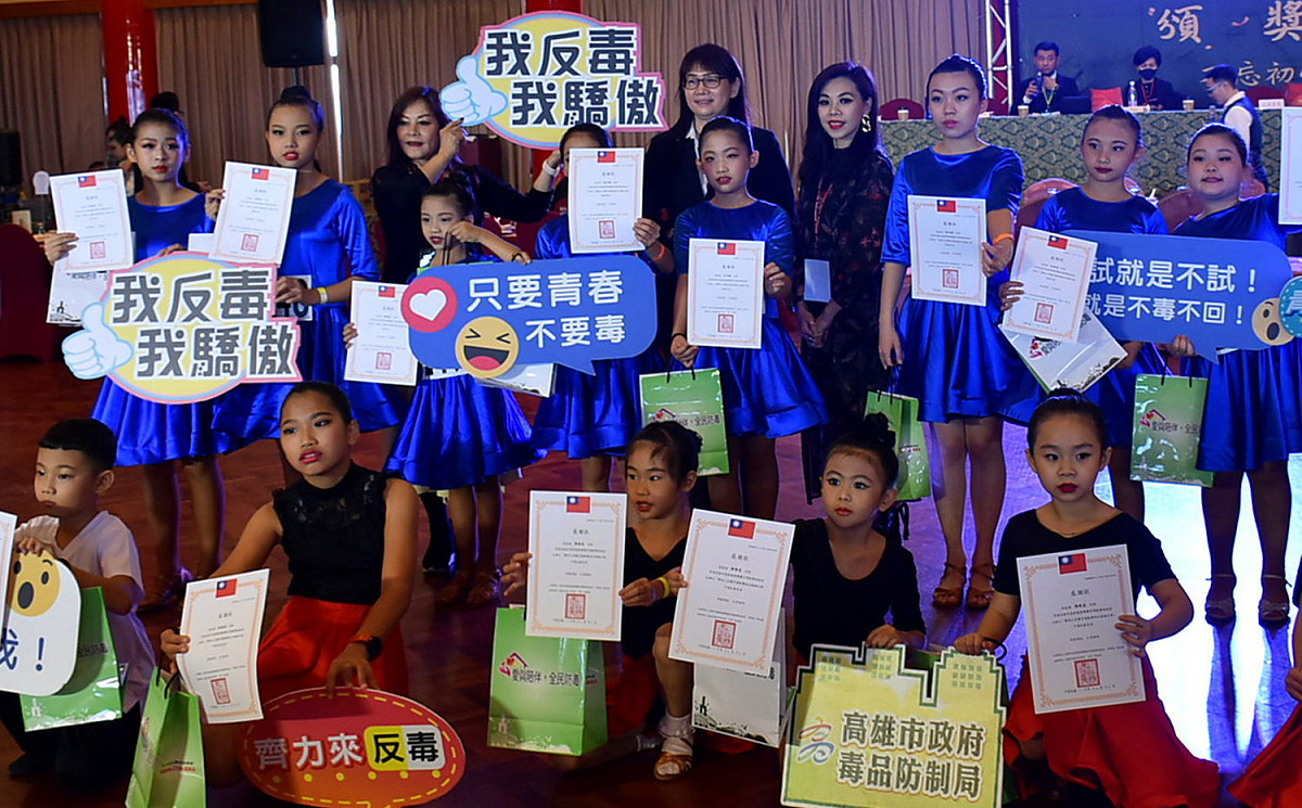 高雄市毒品防制局局長林瑩蓉(後排中)宣導反毒。 圖：孫家銘攝