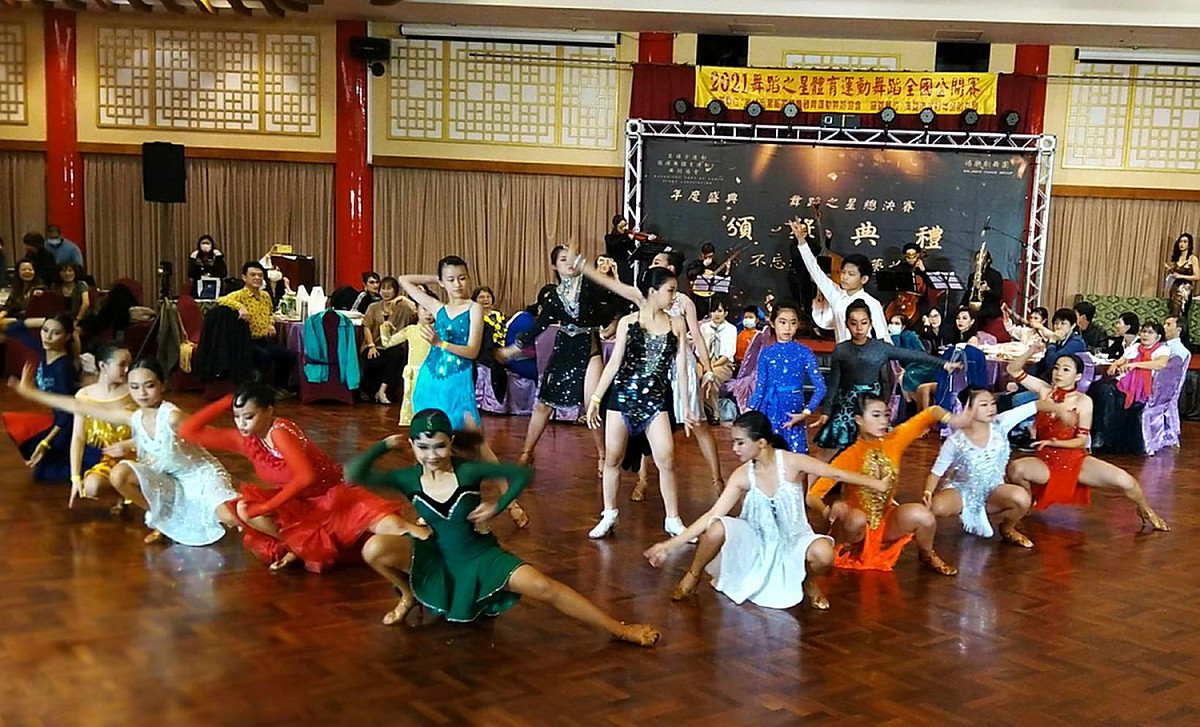 國標舞與舞團融為一體的壓軸表演。 圖：孫家銘攝