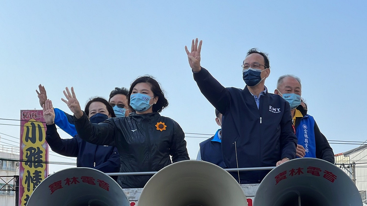國民黨主席朱立倫今(13)天和張麗善縣長在雲林掃街，宣揚四大公投同意。 圖：國民黨提供
