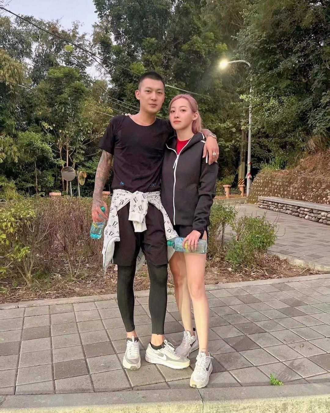 網紅鳳梨與「秘書」歐菈的感情狀況引發外界關注。  圖：翻攝自鳳梨IG(@yi0107)