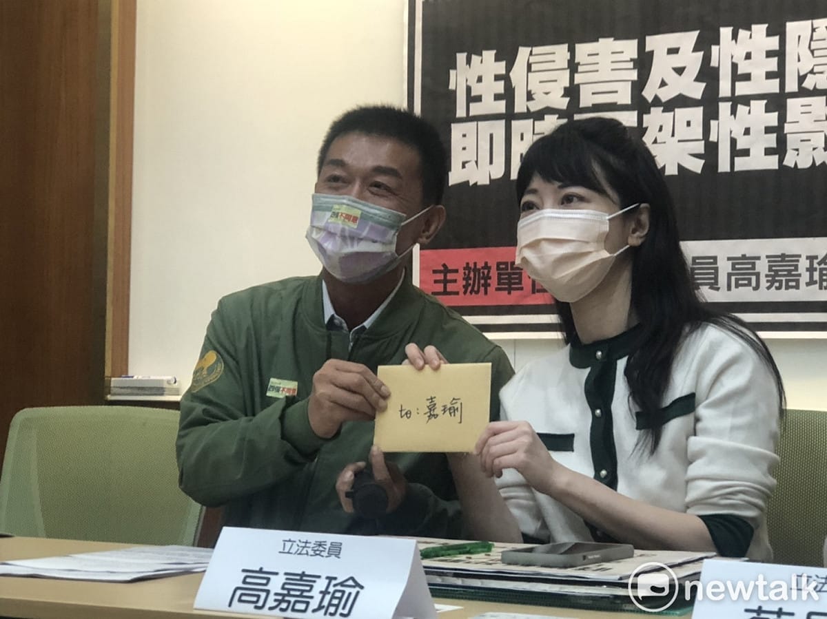 許智傑特地送小卡片替高嘉瑜加油打氣。 圖：陳佩君/攝