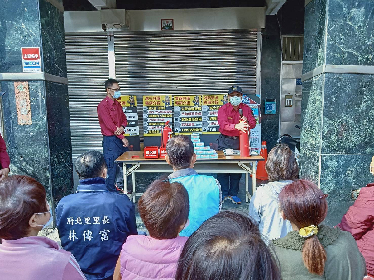 高市消防局在城中城大火後加強宣導居家火災安全觀念。 圖：高雄市消防局提供
