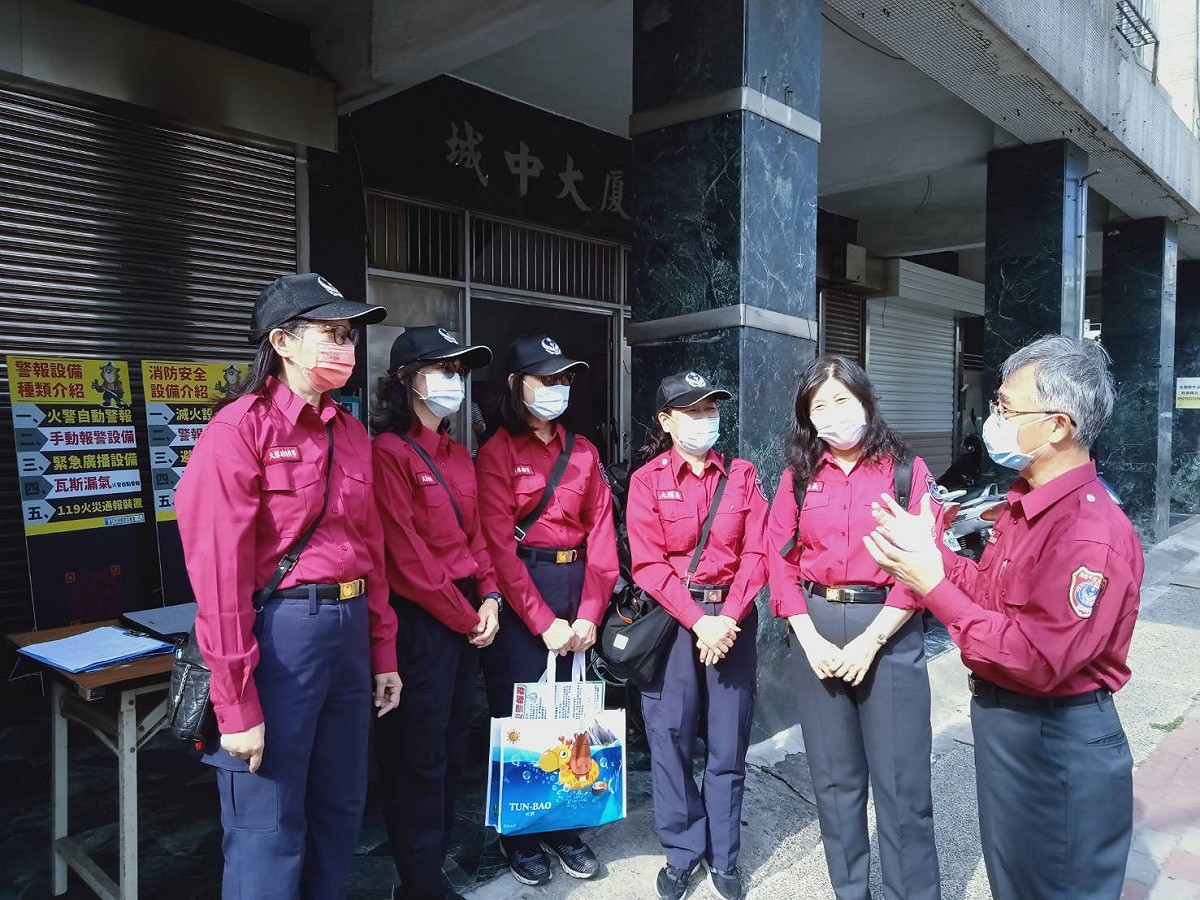 高市消防局代理局長王志平(右一)表率隊檢查高風險大樓。 圖：高雄市消防局提供