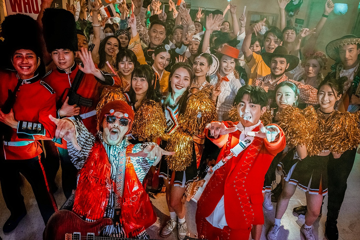 黃明志與謝和弦演唱新歌〈揪你出去玩〉。 圖：取自黃明志臉書
