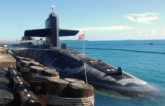 美國「佛羅里達」號和潛艦。 圖 : 翻攝自環球網