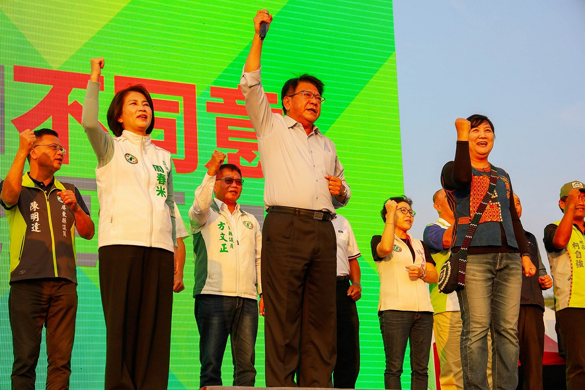 屏東縣長潘孟安（中）昨在屏東公投說明會公開力挺周春米（左），被認為是表態支持她作為下屆縣長人選。 圖：取自周春米臉書（資料照片）