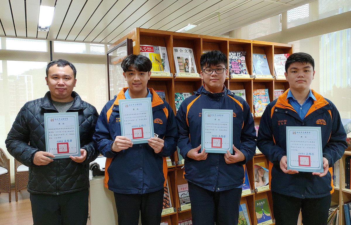 獲得新北市青少年小論文比賽高中組第一名的新北市竹林高中學生團隊，針對大家關心的萊豬進口議題，透過市場實地問卷調查，了解民眾對於國產豬肉的購買意願，也對萊豬與食安進行政策討論。 圖：新北市立圖書館提供