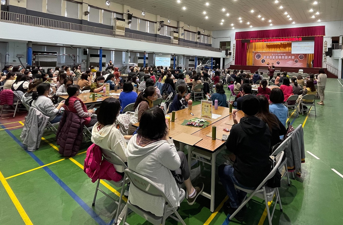 新北市閱讀教育核心工作小組總召新泰國中校長陳玉芬(右站立者)對全巿閱推老師進行閱讀推動分享。 圖：新北市教育局提供