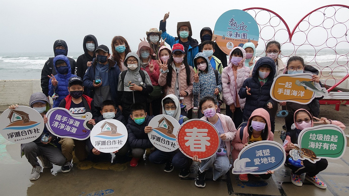 新北市昌平國小李老師帶領同學們參加新北海廢手作小教室，與新北環保局、海泳工作室及淨灘合作社海灣綠洲一起風雨無阻熱血淨灘。