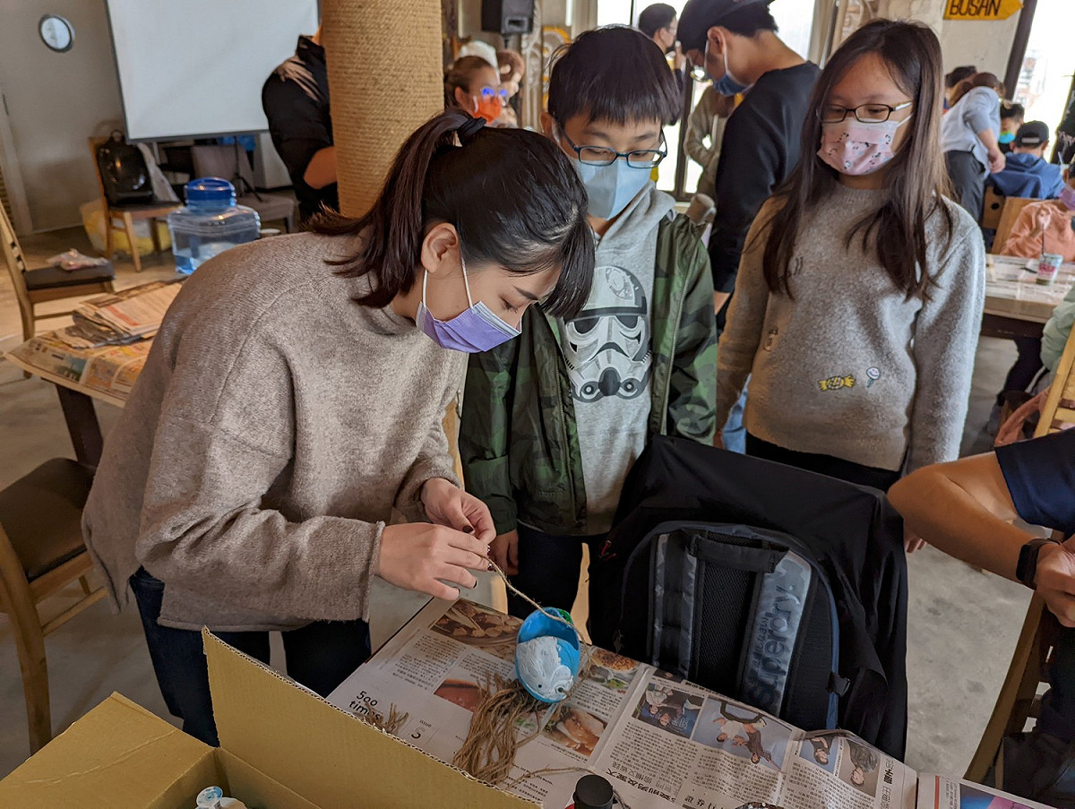 孩子們在海灣綠洲體驗海廢再利用，將浮球再製成小盆栽。