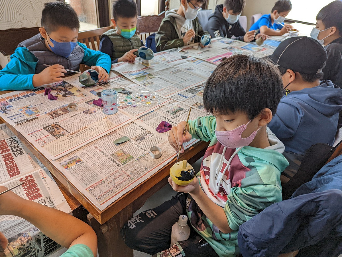 孩子們專注地為海廢小浮球彩繪。