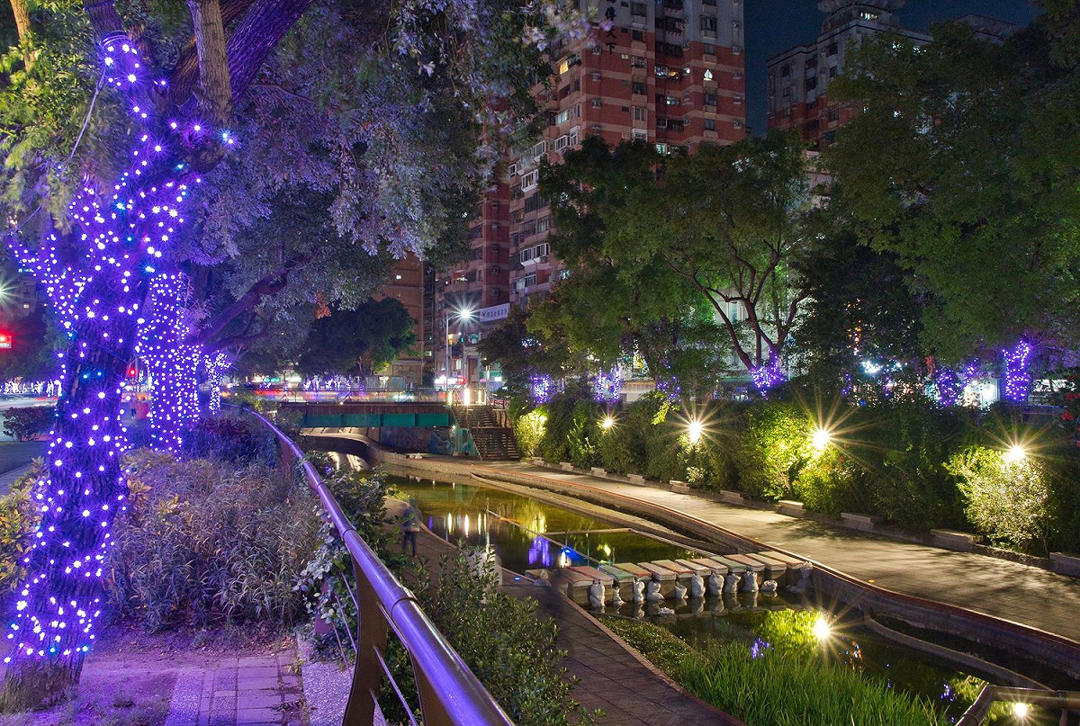 每天下午5點至晚間12點亮燈。 圖：新北市水利局提供