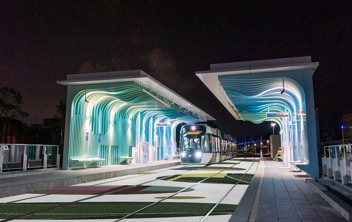 高雄環狀輕軌站夜景。 圖：高雄市捷運局提供