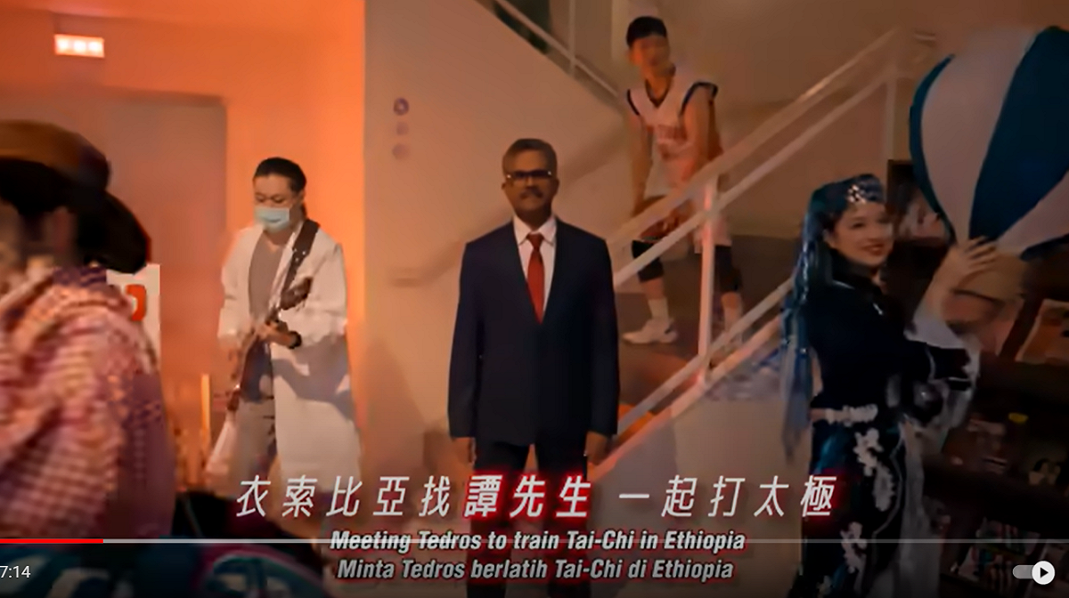 MV中還有影射WHO主席譚德塞的「譚先生」。 圖：翻攝自黃明志YouTube頻道
