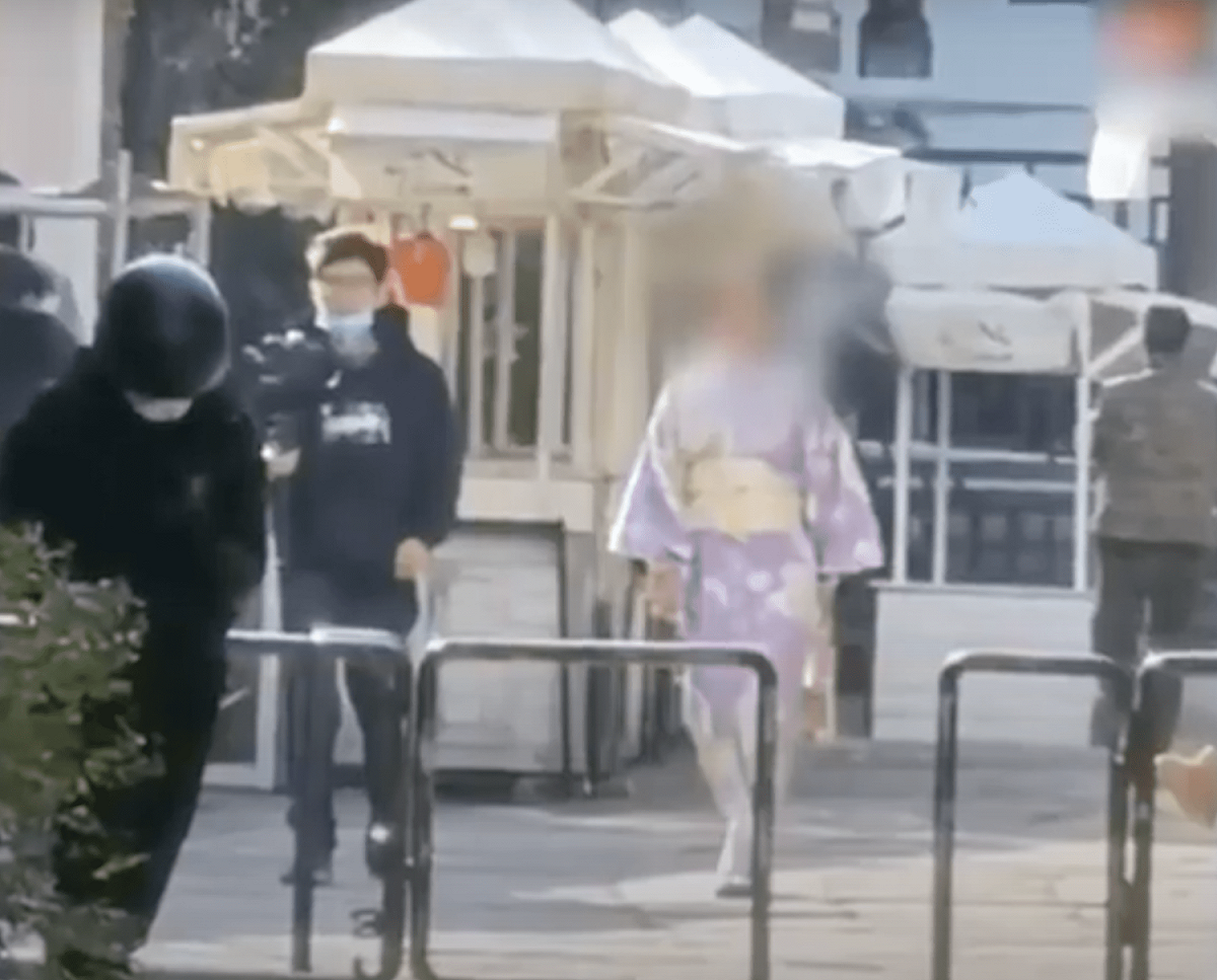 中國浙江一名女子於國家公祭日穿著和服上街引發熱議。 圖：翻攝自Youtube。