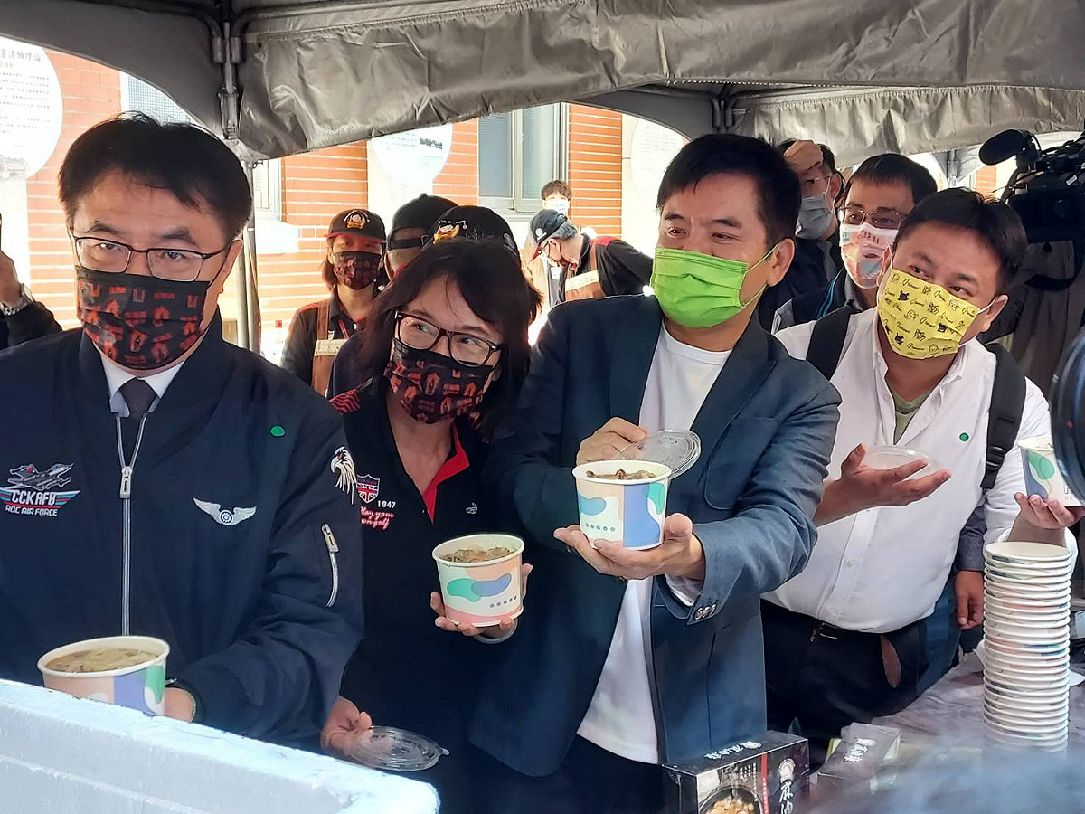 路過的綠委莊瑞雄、洪申翰一同與黃偉哲推廣麻油雞湯。 圖:陳佩君/攝
