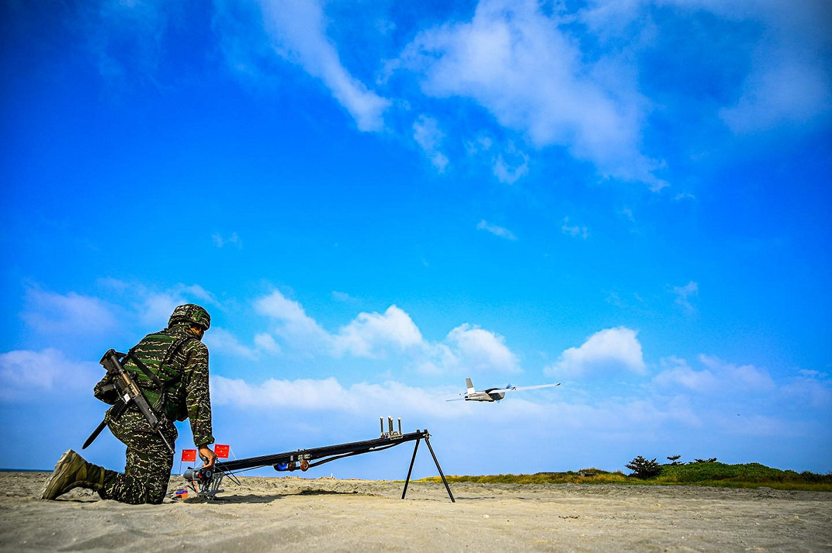 海軍陸戰隊兩棲基地期末鑑測，首見彈射國造「紅雀」微型無人機。 圖：翻攝中華民國海軍臉書