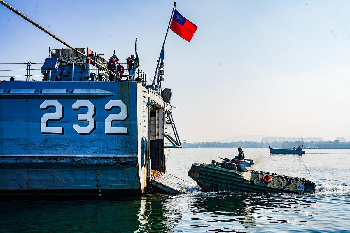 台灣海軍陸戰隊日前進行兩棲基地期末鑑測，AAV-7兩棲突擊車船載裝運。 圖：翻攝中華民國海軍臉書