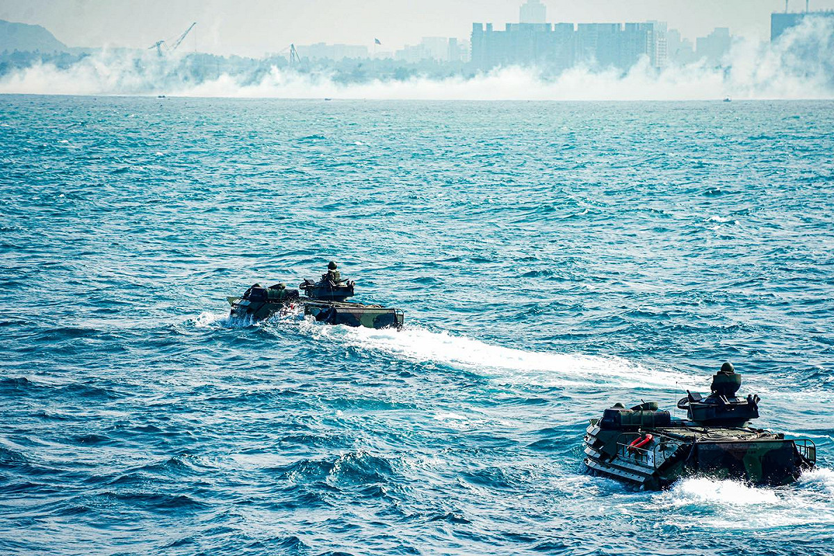 海軍陸戰隊兩棲基地期末鑑測，AAV7兩棲突擊車岸際機動。 圖：翻攝中華民國海軍臉書