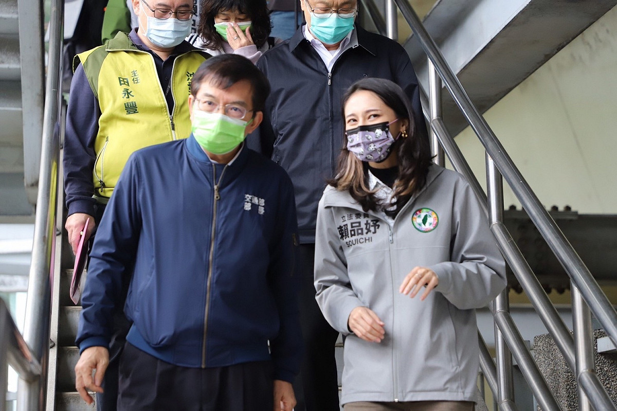 交通部長王國材（左）今日前往台鐵汐科站視察。 圖：交通部／提供