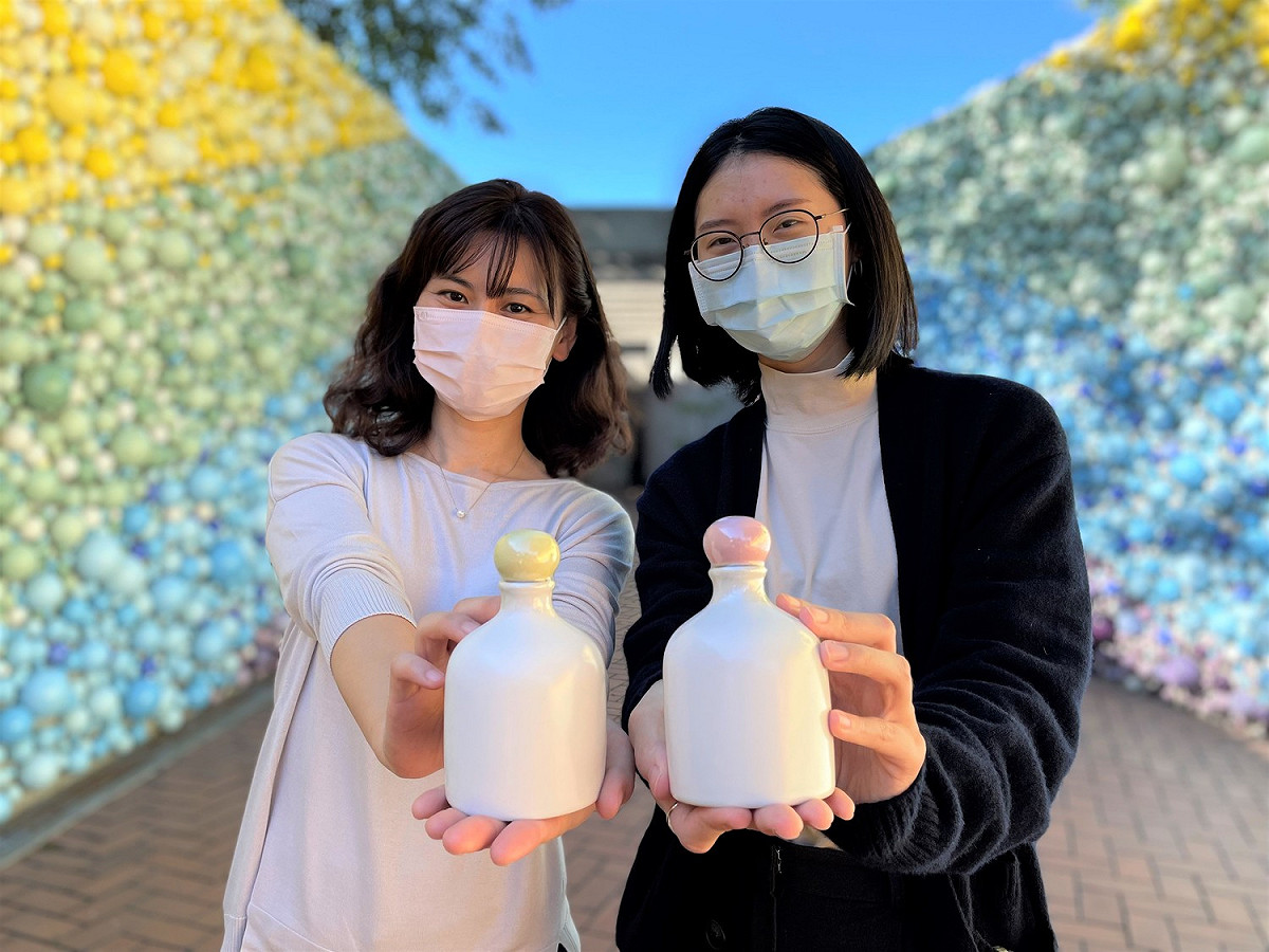 融入糖果牆元素製作的「許願琴酒」，一次直送三鶯的祝福給喜愛「許願糖果牆」的民眾，預計將掀起一波收購潮！ 圖：鶯歌陶瓷博物館提供