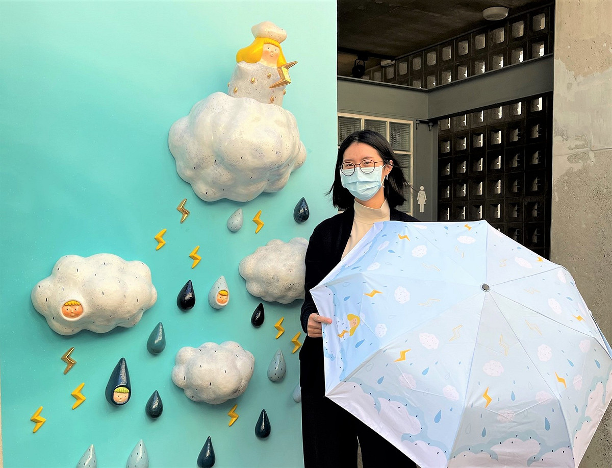 陶藝家郭舒凡創作「轟隆隆‧滴答滴‧嘩啦啦」，搖身變成一把趣味實用的晴雨傘。 圖：鶯歌陶瓷博物館提供