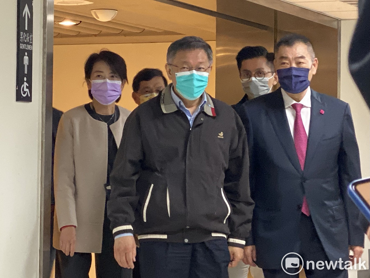 台北市長柯文哲（中）、議長陳錦祥（右）、副市長黃珊珊（左）。 圖：周煊惠 / 攝